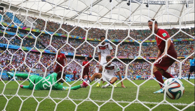 Германец Томас Мюллер забивает 4-ый гол в ворота португальской сборной во время матча в Группе G Германия - Португалия. 
