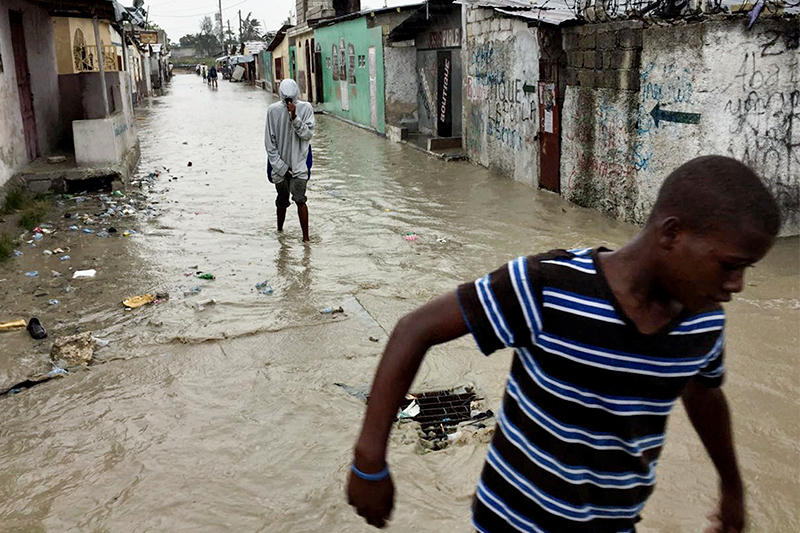 Люди на&nbsp;затопленных улицах Порт-о-Пренса (Гаити)
