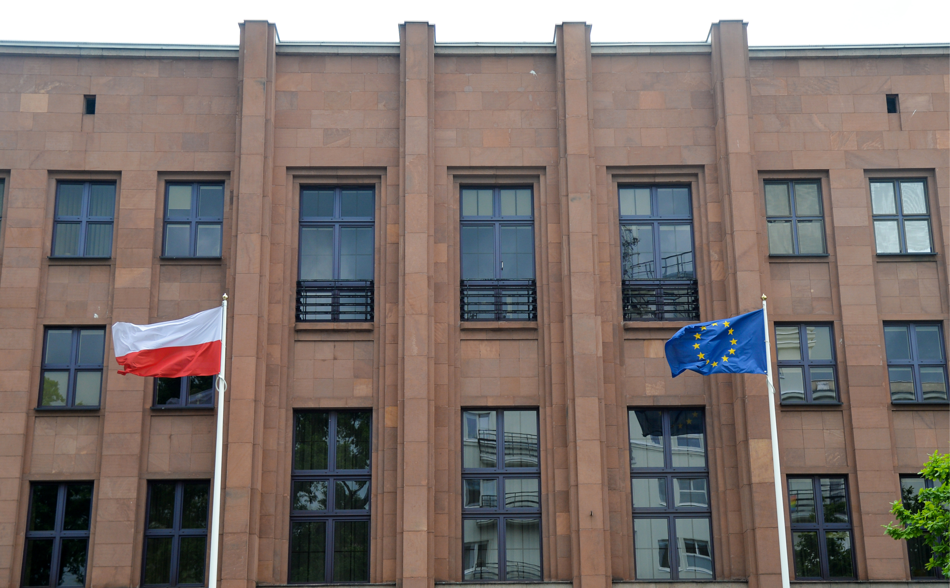 МИД Польши раскритиковал снятие ее флага с мемориала в Катыни