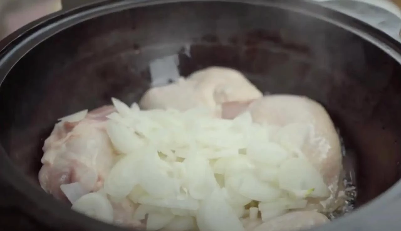 Положите курицу на сковороду