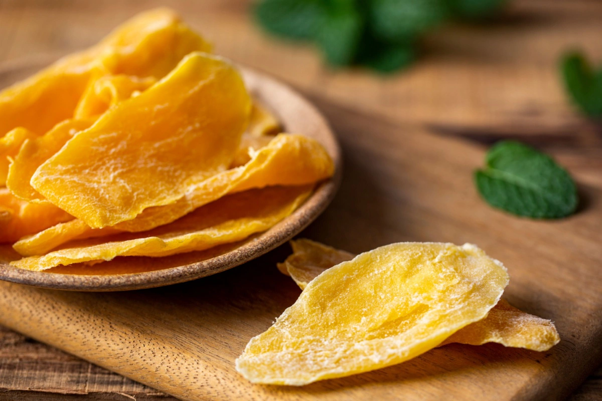 Сушеное манго часто можно найти в супермаркетах в отделах овощей и фруктов, сухофруктов, закусок и выпечки