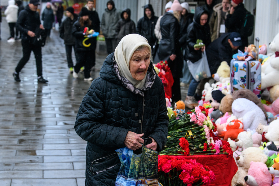 Стихийный мемориал на месте гибели в ДТП двух девочек, которых сбил пьяный водитель, Ревда, 8 октября 2025 года