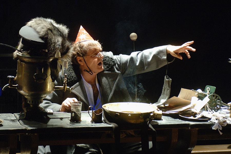 Прогон спектакля &laquo;Мелкий бес&raquo; на сцене Театра Вахтангова, 2007 год

Симонов говорил, что театр давал ему &laquo;ощущение жизни и смысла&raquo;, а кино было &laquo;средством для поддержания этого смысла&raquo;.&nbsp;На вопрос о жизненном кредо народный артист&nbsp;отвечал просто: &laquo;Думай о лучшем, но всегда будь готов к худшему&raquo;.



