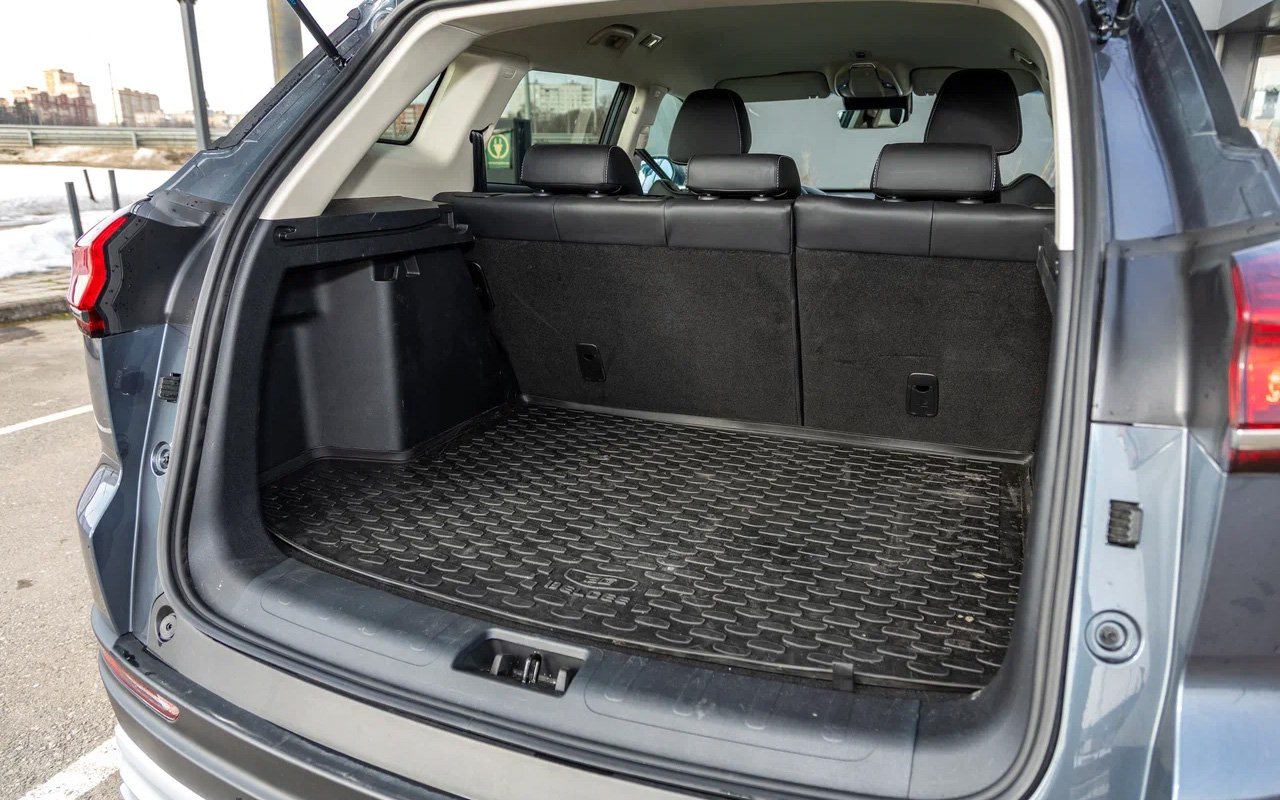 Ворсом багажник модели Belgee X70 отделан только в старшей комплектации, в остальных случаях — жесткий пластик