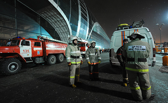 Сотрудники МЧС России у аэропорта Домодедово, где произошел взрыв. 24 января 2011 года