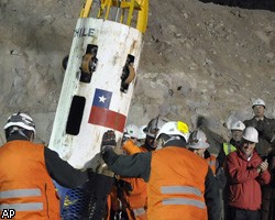 В Чили на поверхность подняли самого молодого горняка