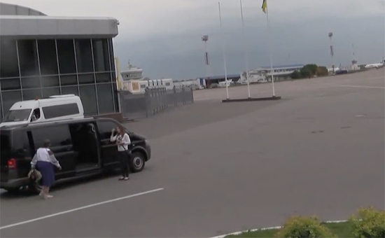 Сестра и&nbsp;мама Надежды Савченко направляются к&nbsp;приземлившемуся самолету в&nbsp;аэропорту Борисполь, в&nbsp;котором находится Надежда Савченко


