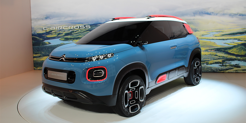 Citroen C-Aircross

Кроссовер, который делит платформу с уже серийным Opel Crossland X, заменит в модельном ряду Citroen микровэн C3 Picasso. Концепт оснастили распашными дверями и односпицевым рулем, но у будущей серийной машины их не будет. А вот защитные молдинги на боковинах, светодиодная оптика, стеклянная крыша и камера заднего вида наверняка достанутся серийному кроссоверу.
