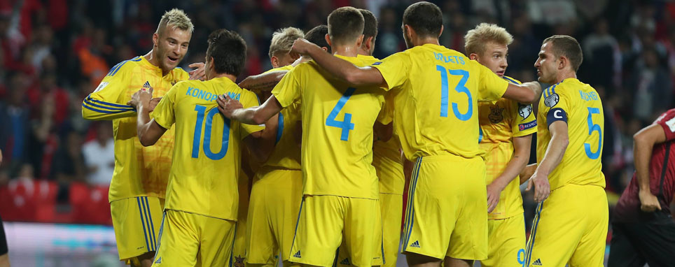 Сборная Украины празднует забитый гол в отборочном матче ЧМ-2018 против Турции