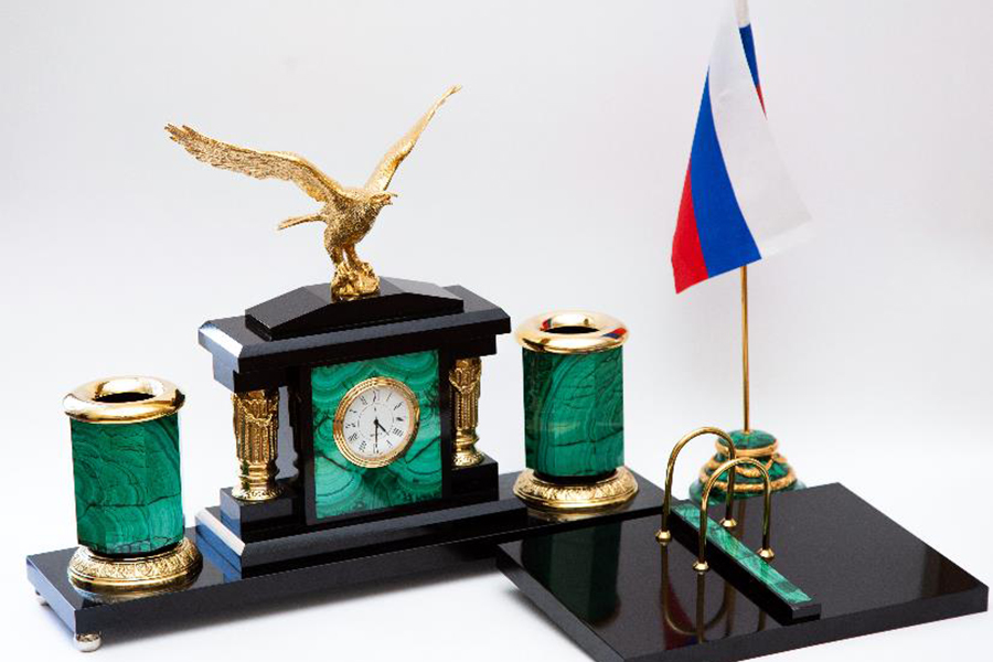 Фото: Настольный прибор с часами (кварц). Начальная цена 73 тысячи 872 рубля