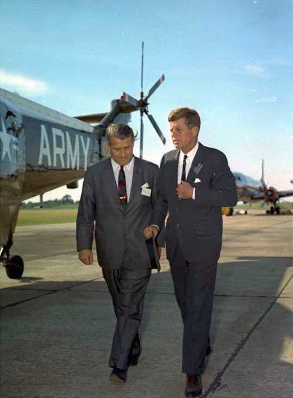 Вернер фон Браун (слева) и Джон Ф. Кеннеди, 1963 год