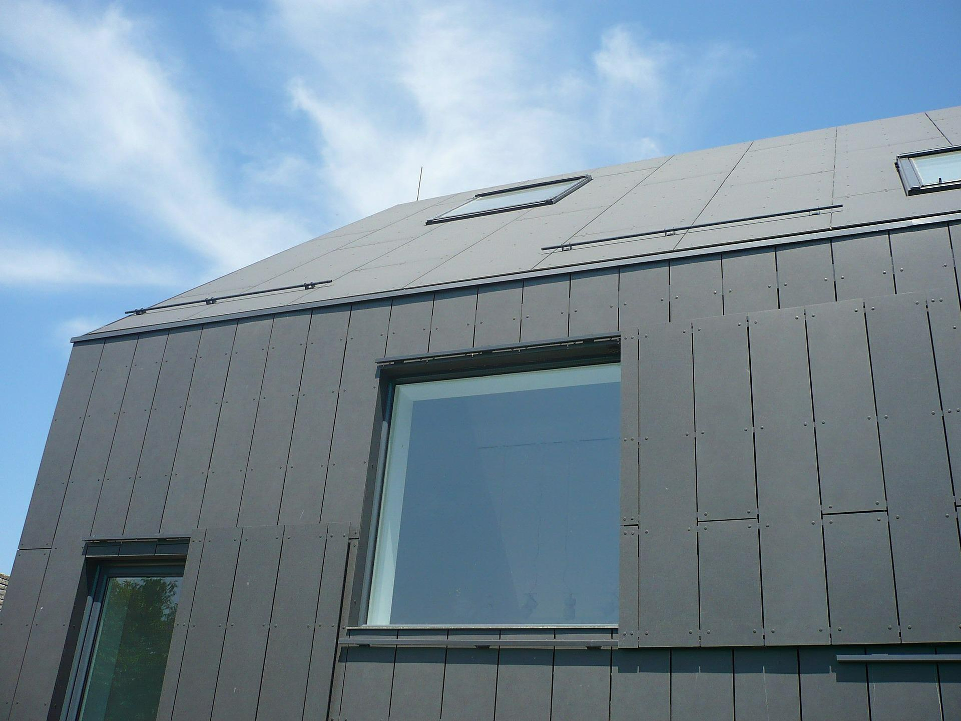 Темный металл с подходящей по оттенку крышей может приблизить барнхаус к стилю лофт