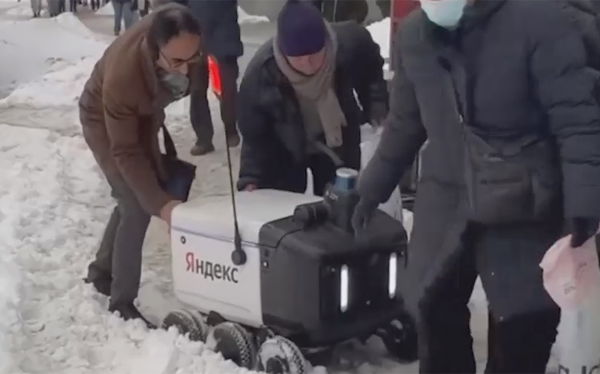 Люди вытаскивают робота из снега в Москве. Видео