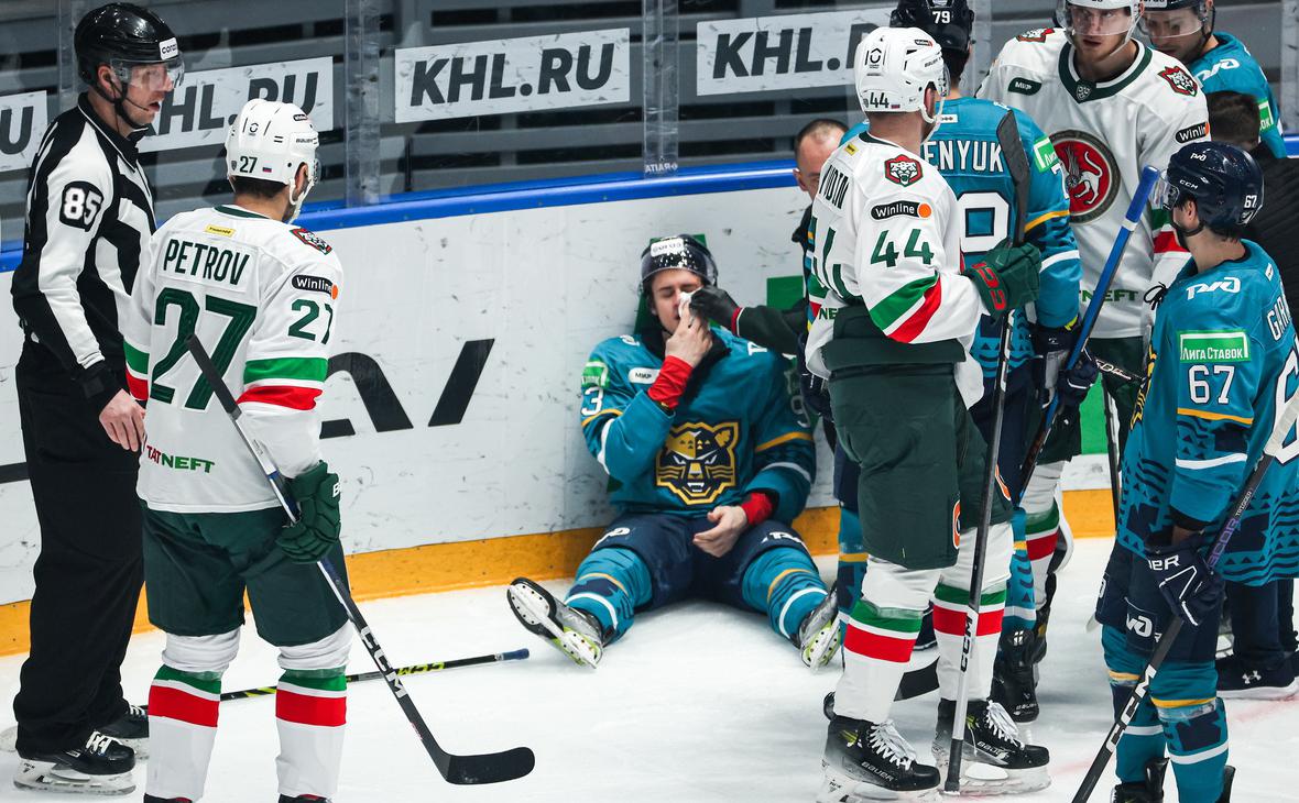 Александр Перевалов, получивший травму во время матча КХЛ