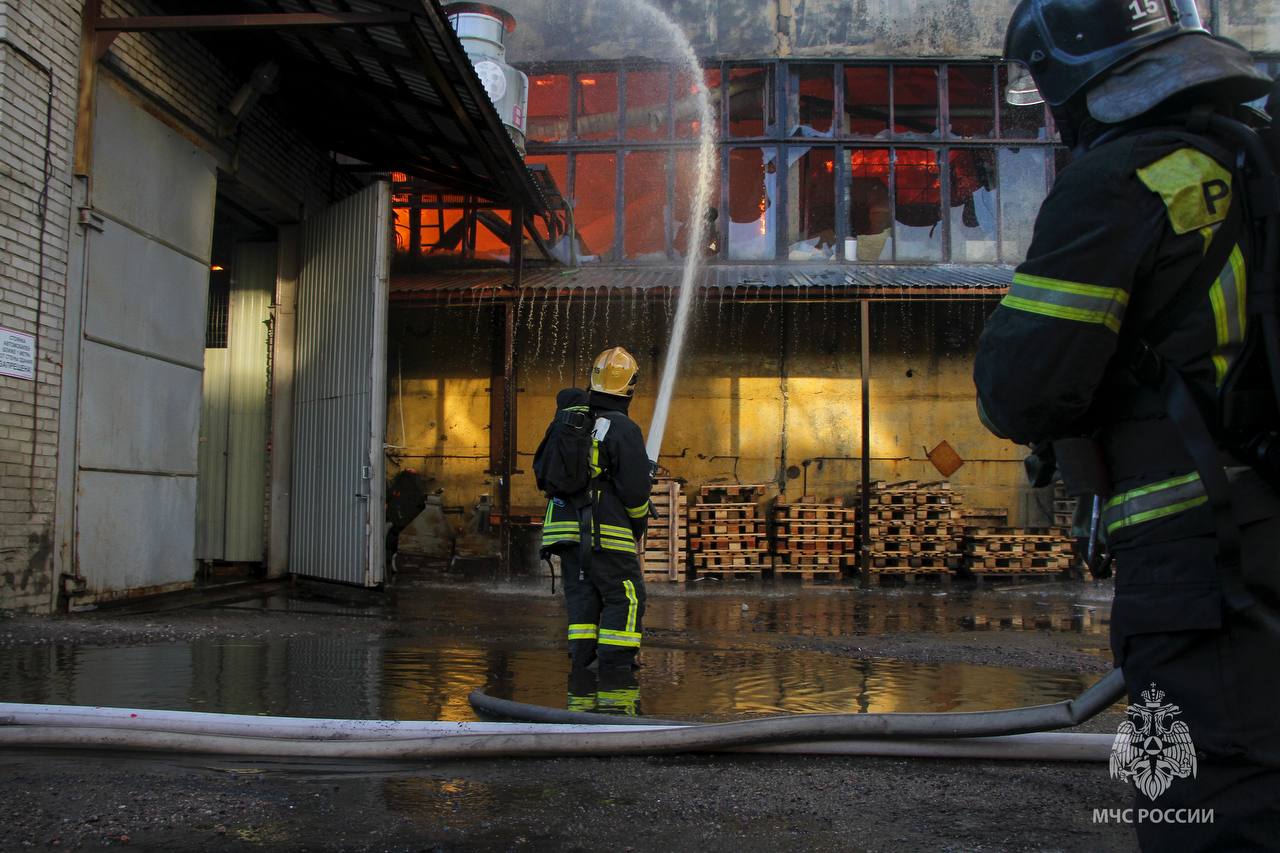 Пожар уничтожил цех крупного производства в Петербурге. Фото — РБК