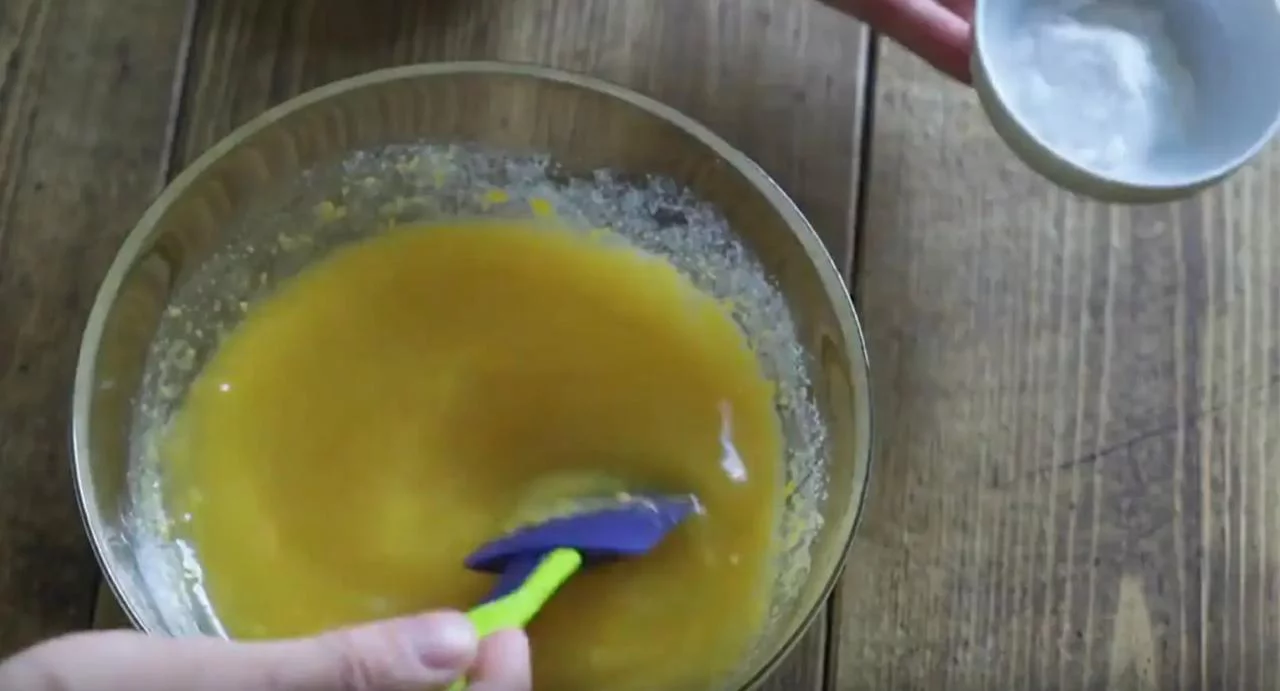 Замешайте соду в смесь