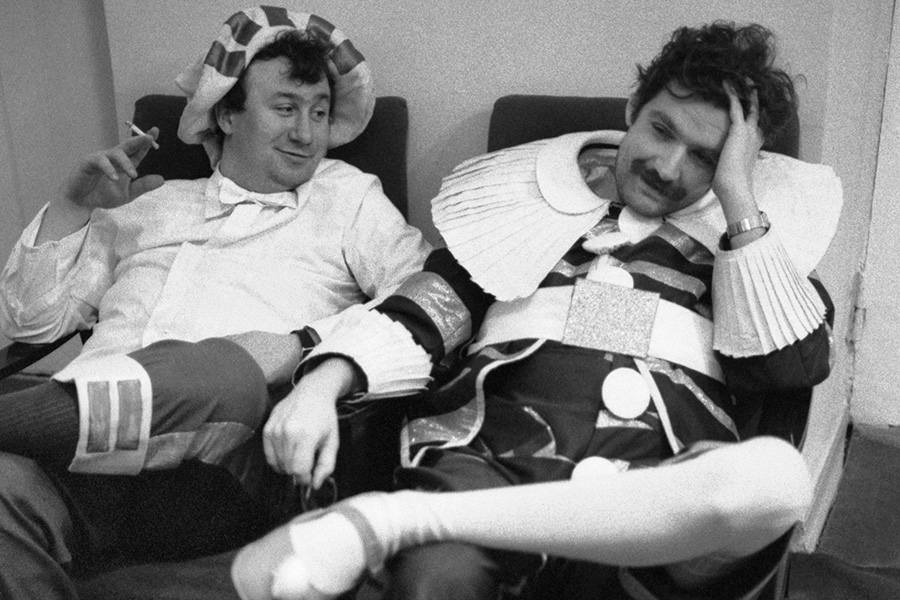 Актеры Дмитрий Кравцов в роли Бригеллы&nbsp;и Владимир Симонов в роли Тартальи после репетиций в театре Вахтангова, 12 ноября 1991 года

Творческий путь Симонова начался в театре Вахтангова. После приглашения Олега Ефремова актер на шесть лет перешел во МХАТ, но в 1989 году вернулся в вахтанговскую труппу. За годы карьеры он переиграл множество ключевых ролей мировой классики от &laquo;Принцессы Турандот&raquo; до &laquo;Отелло&raquo; и &laquo;Дяди Вани&raquo;.