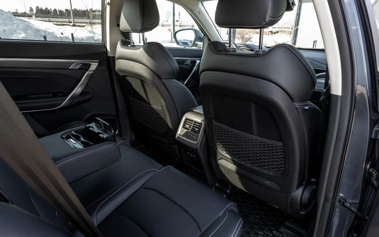 Приятно, что создатели Belgee X70 не сэкономили на карманах в спинках передних кресел. Правда они своеобразные — в виде сеточек