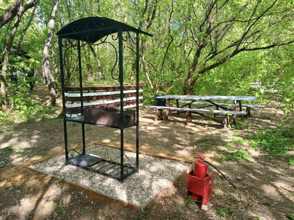 Место для шашлыка с мангалом в Бирюлевском дендропарке