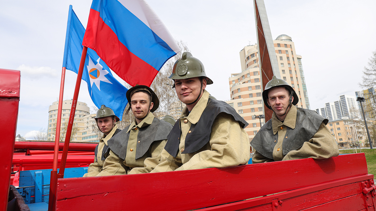 Автопробег в честь Дня пожарной охраны в Екатеринбурге