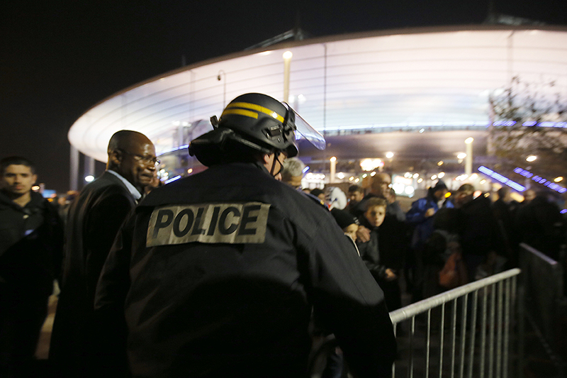 Сотрудники полиции у парижского стадиона Stade de France