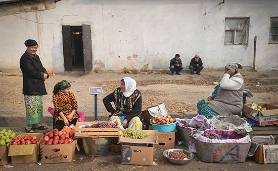 Торговля продуктами на Зеленом рынке в городе Душанбе в Таджикистане, 2013 год


