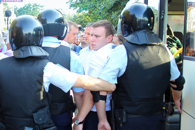 Полиция во&nbsp;время задержания участников тракторного пробега вблизи&nbsp;поселка Дорожный