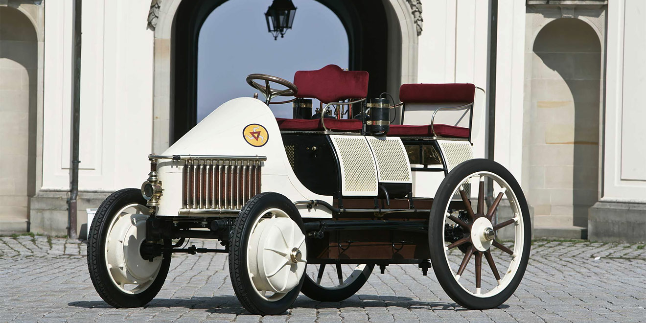 В 1900&nbsp;г. молодой Фердинанд Порше продемонстрировал первый в мире гибридный автомобиль. Машина под названием Lohner-Porsche изначально задумывалась как электрокар, однако позже была оснащена также и двигателем внутреннего сгорания. В честь необычного автомобиля в 2000&nbsp;г. австрийцы выпустили юбилейную монету номиналом 50 шиллингов с изображением знаменитого инженера и его творения.
