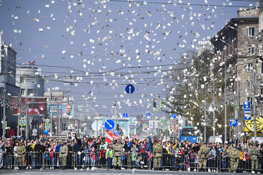 На фото:  горожане на военном параде, Новосибирск.