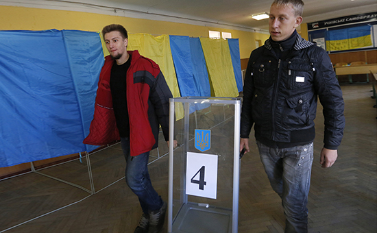 На избирательных участках Киева завершается подготовка к предстоящим в воскресенье 26 октября выборам в Верховную Раду