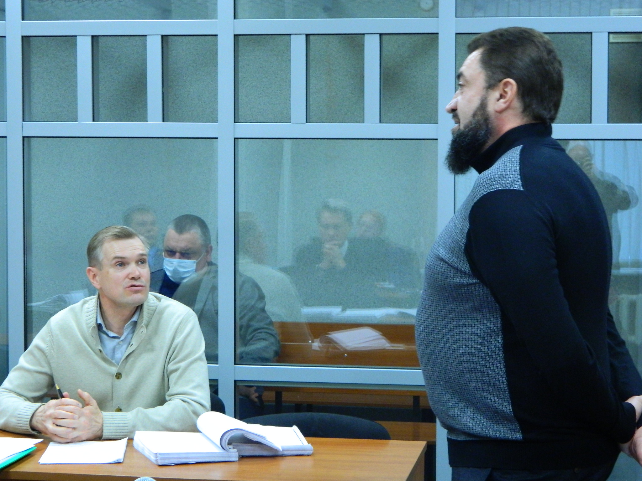 Николай Вернигор на скамье подсудимых. Стоит Андрей Литовка