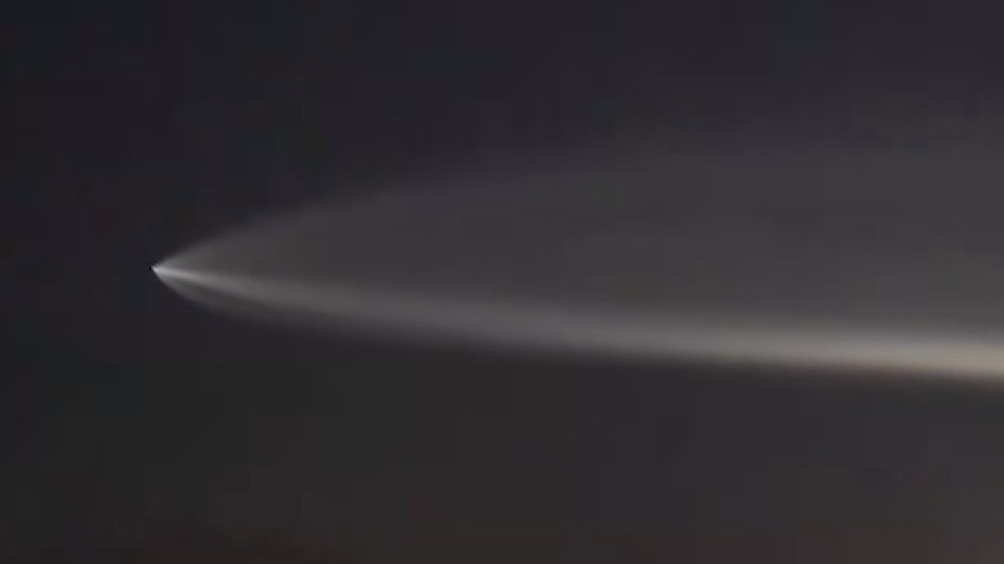 Ракета Falcon 9 оставила длинный след в небе над США