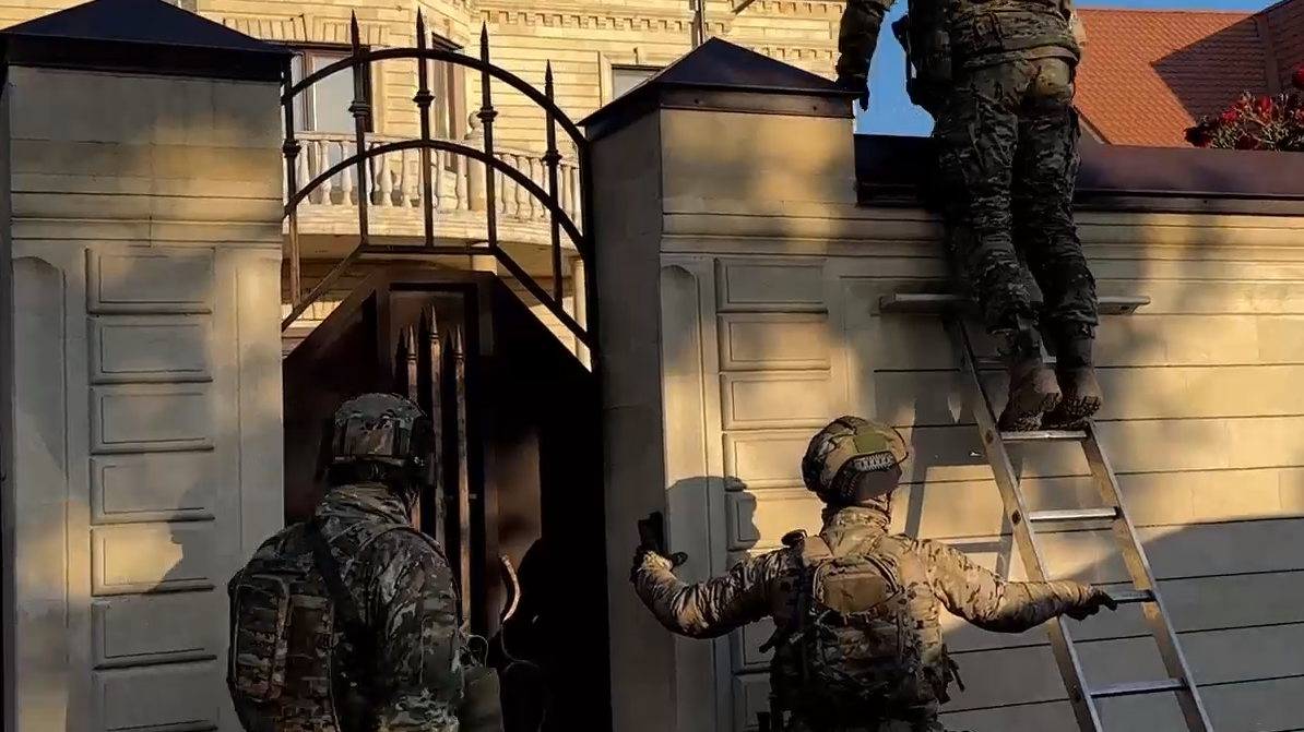 В Карачаево-Черкесии задержали чиновников и силовиков за крупные хищения