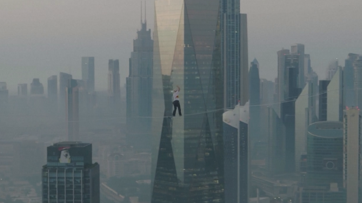 В Дубае канатоходец прошел между двумя небоскребами. Видео