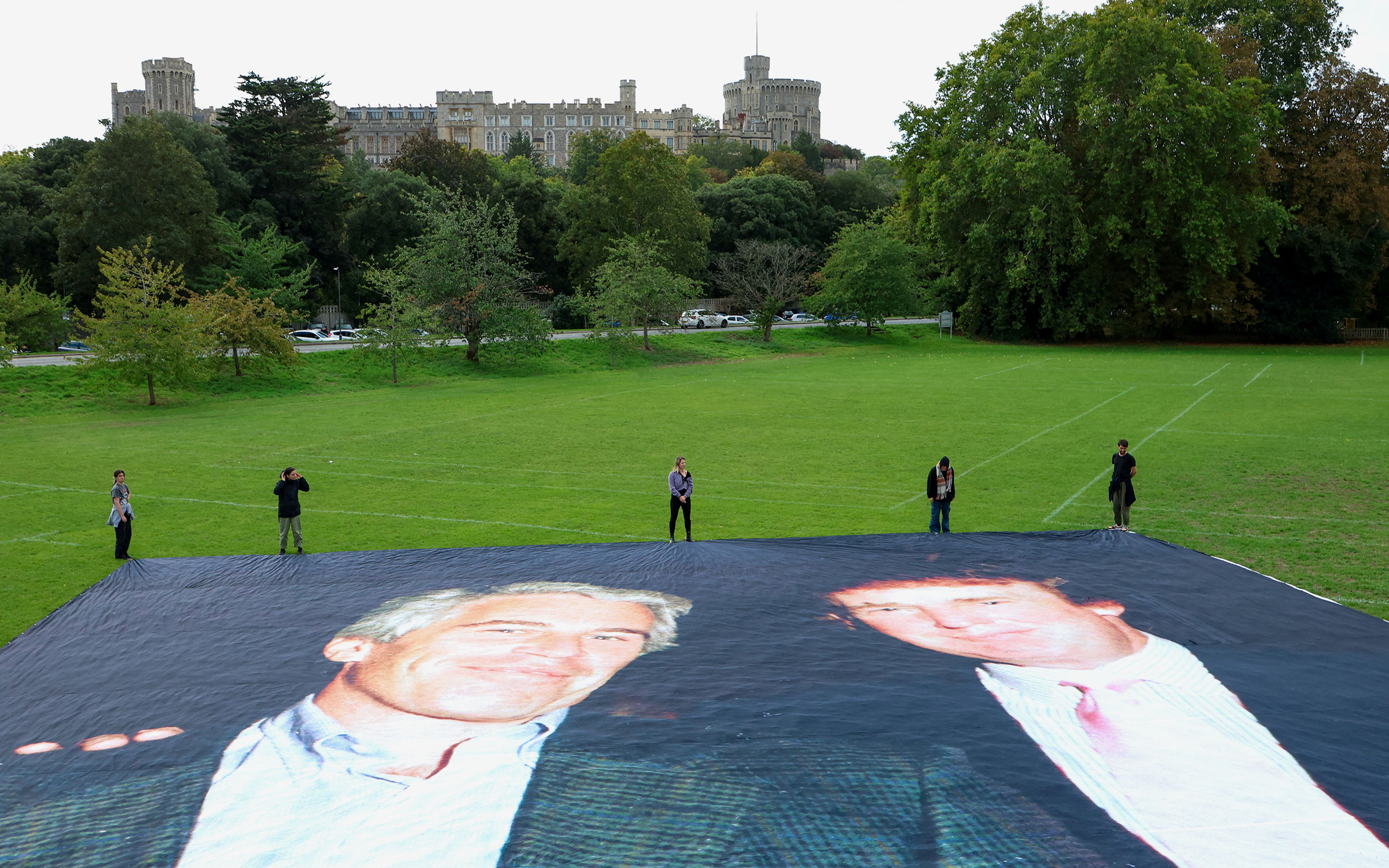 Также протестующие разместили на лужайке перед Виндзорским замком огромный баннер.