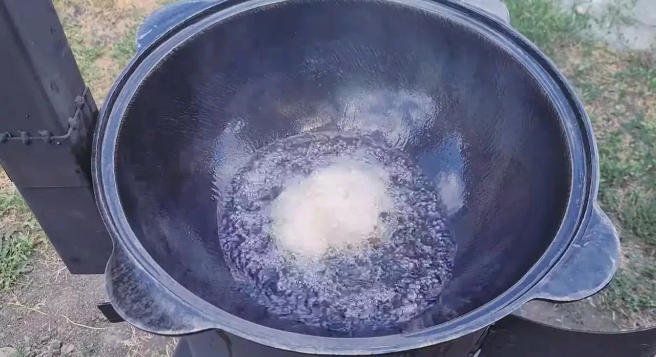 Растопите в казане курдючное сало