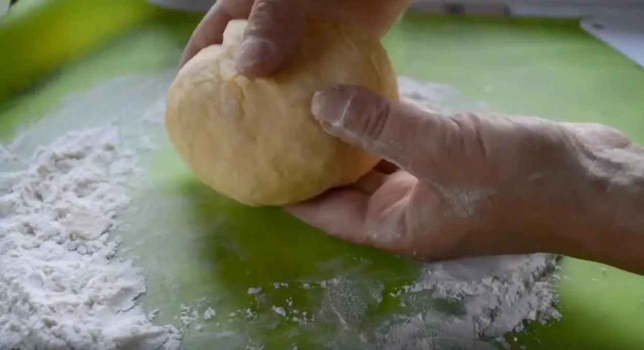 Скатайте тесто в шар