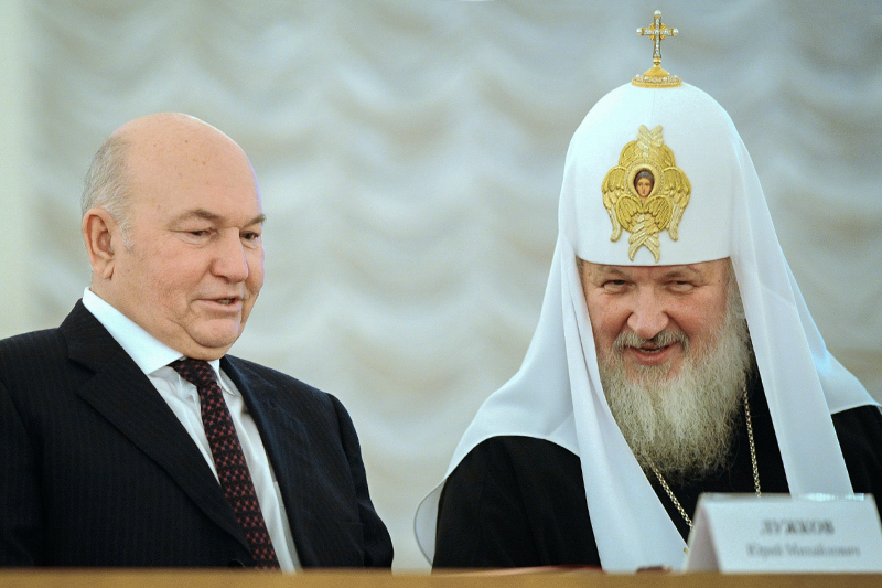 Бывший мэр Москвы Юрий Лужков (на фото слева, справа патриарх Кирилл) пообещал строить церкви так, «чтобы не было таких мест, где храм Божий не находился на расстоянии шаговой доступности»