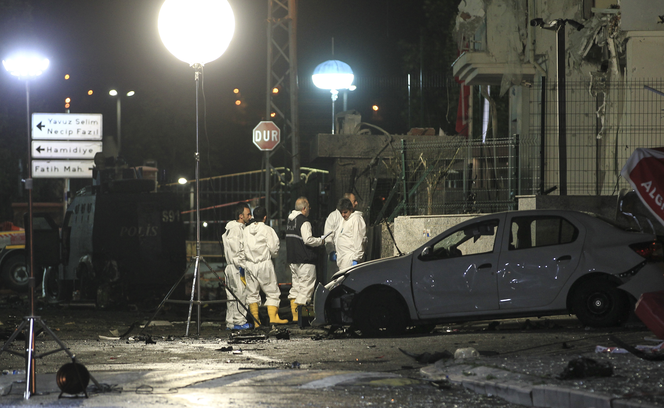 Турецкие офицеры полиции работают на месте взрыва в полицейском участке в Стамбуле