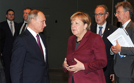 Президент России Владимир Путин (слева на&nbsp;первом плане) и&nbsp;канцлер Германии Ангела Меркель после&nbsp;переговоров в&nbsp;&laquo;нормандском формате&raquo;


