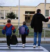 Английское правительство призывает всех родителей отводить детей в школу, а не отвозить их на автомобиле