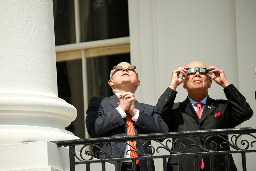 За солнечным затмением наблюдали также&nbsp;генпрокурор США Джефф Сешнс и министр торговли Уилбур Росс
&nbsp;