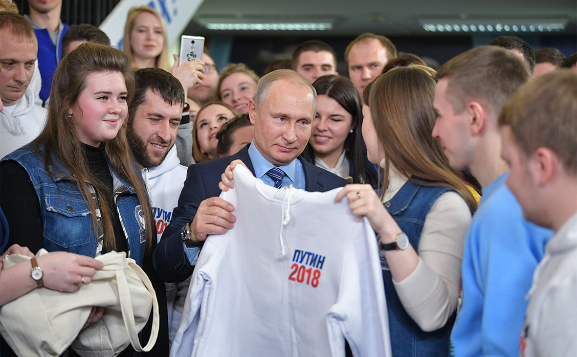 Владимир Путин во время встречи с волонтерами в своем предвыборном штабе в Гостином Дворе в Москве