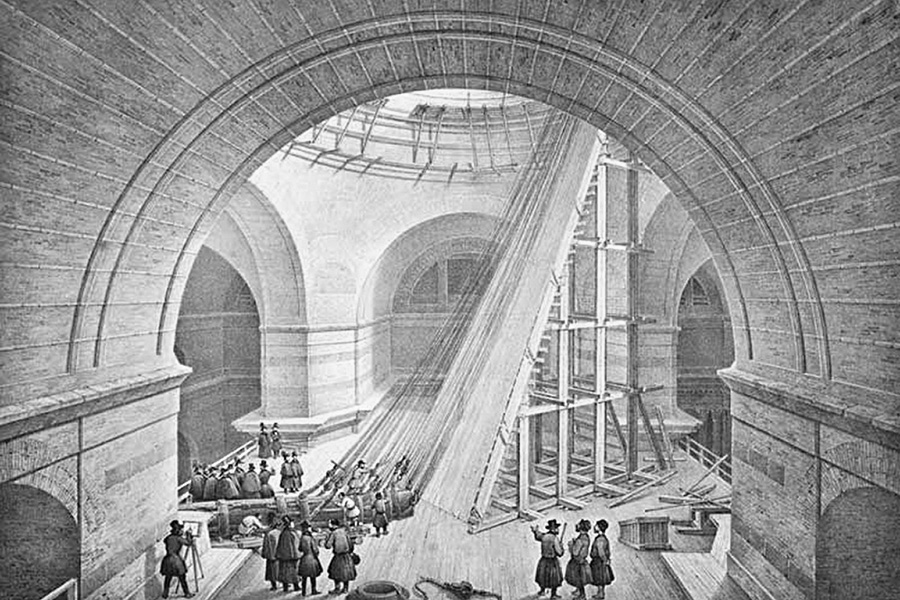 После возведения стен и пилонов в соборе установили перекрытия из железного каркаса и кирпича. К 1837 году закончилась подготовка купольного основания, на которое начали устанавливать 24-купольную колоннаду: 64-тонные колонны поднимали на высоту 43&nbsp;м.
