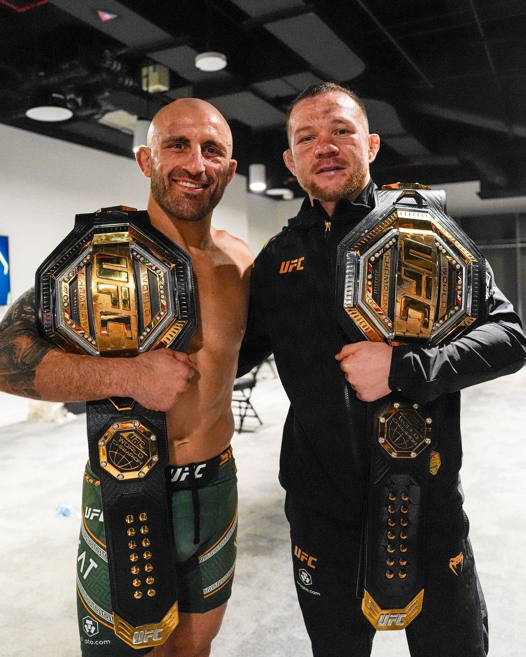 Петр Ян с чемпионом UFC в полулегком весе Александром Волкановски&nbsp;