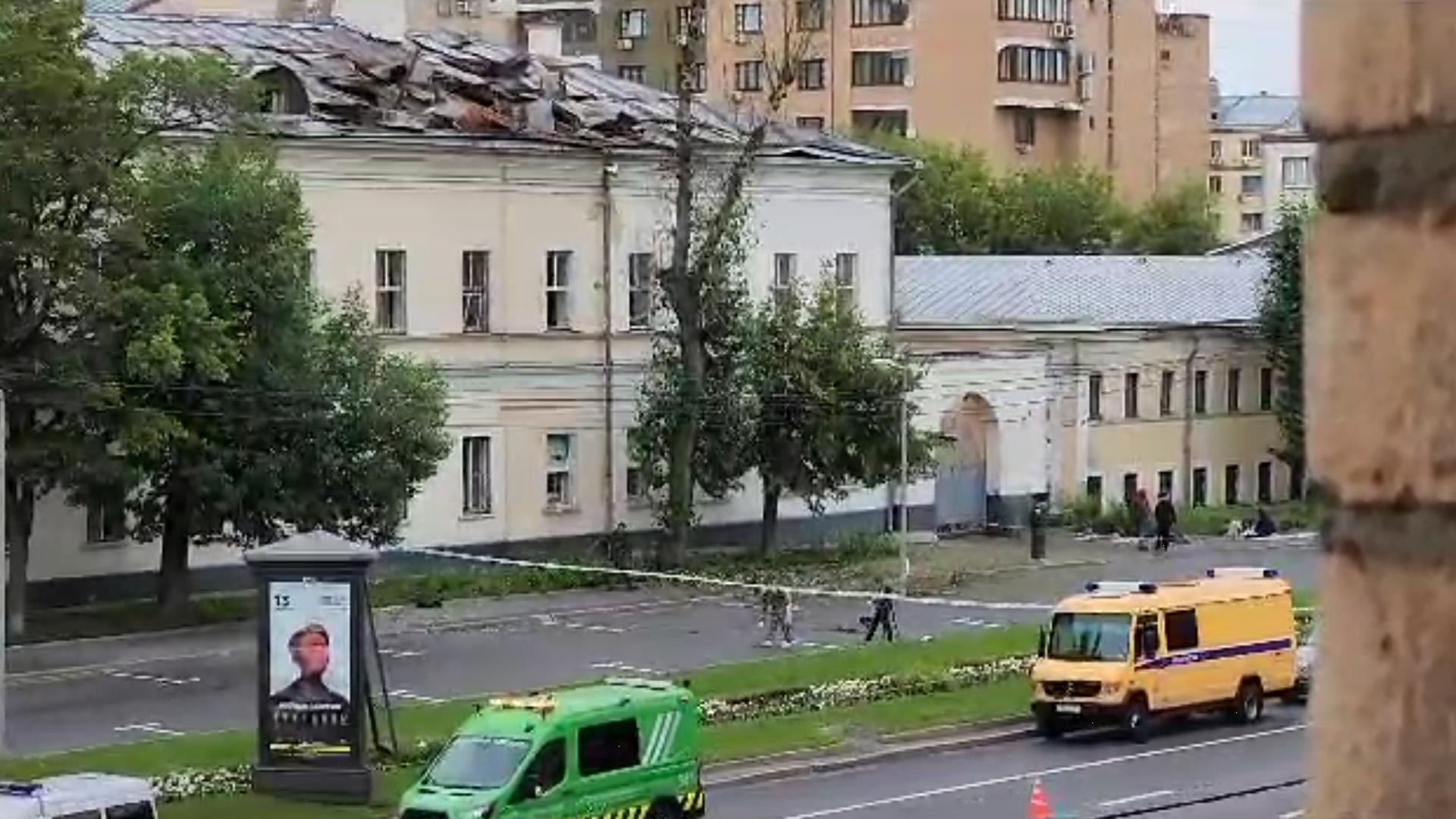Кадры из пострадавшей из-за взрыва беспилотника квартиры в Москве