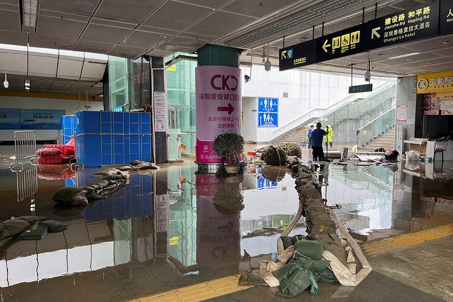 Вода отступает с железнодорожной станции в Шэньчжэне