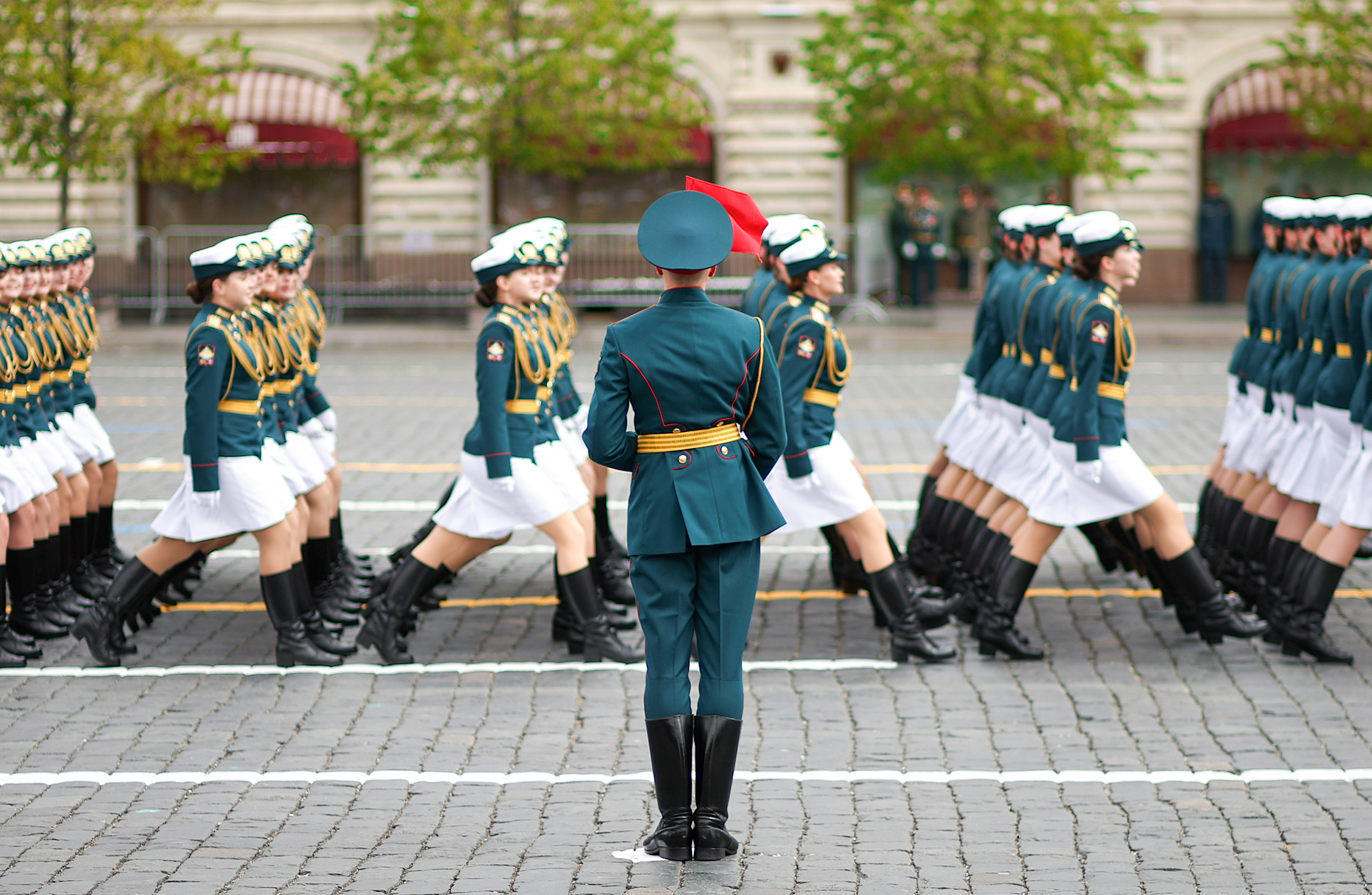 В парадных колоннах по площади прошли и женщины-военнослужащие.