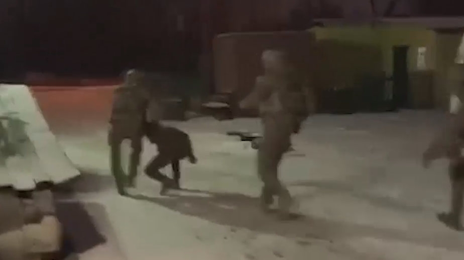 ФСБ показала видео депортации мигранта после конфликта в Липецке