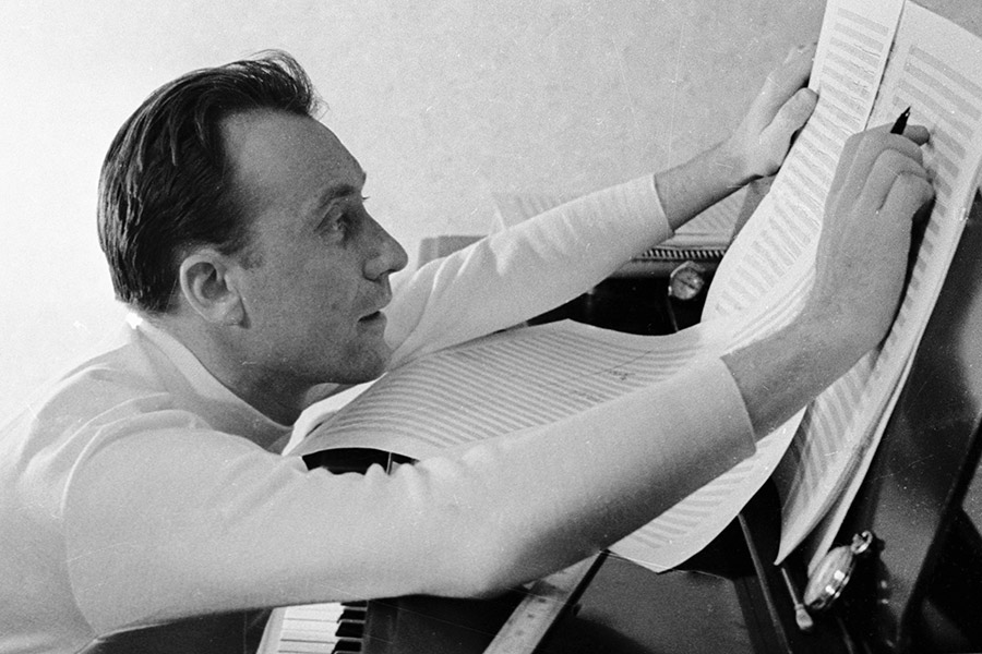 Композитор Родион Щедрин за работой. 1968 год

За год до окончания аспирантуры в возрасте 22 лет Родион Щедрин написал свой первый фортепианный концерт. Дебютное произведение в оперном жанре композитор создал в 1961 году. Основой оперы, получившей заглавие &laquo;Не только любовь&raquo;, послужила новелла Сергея Антонова &laquo;Тетя Луша&raquo;. К созданию второй оперы Щедрин приступит только в 1966-м. Эта работа, включившая создание собственного либретто, заняла у него десятилетие. 